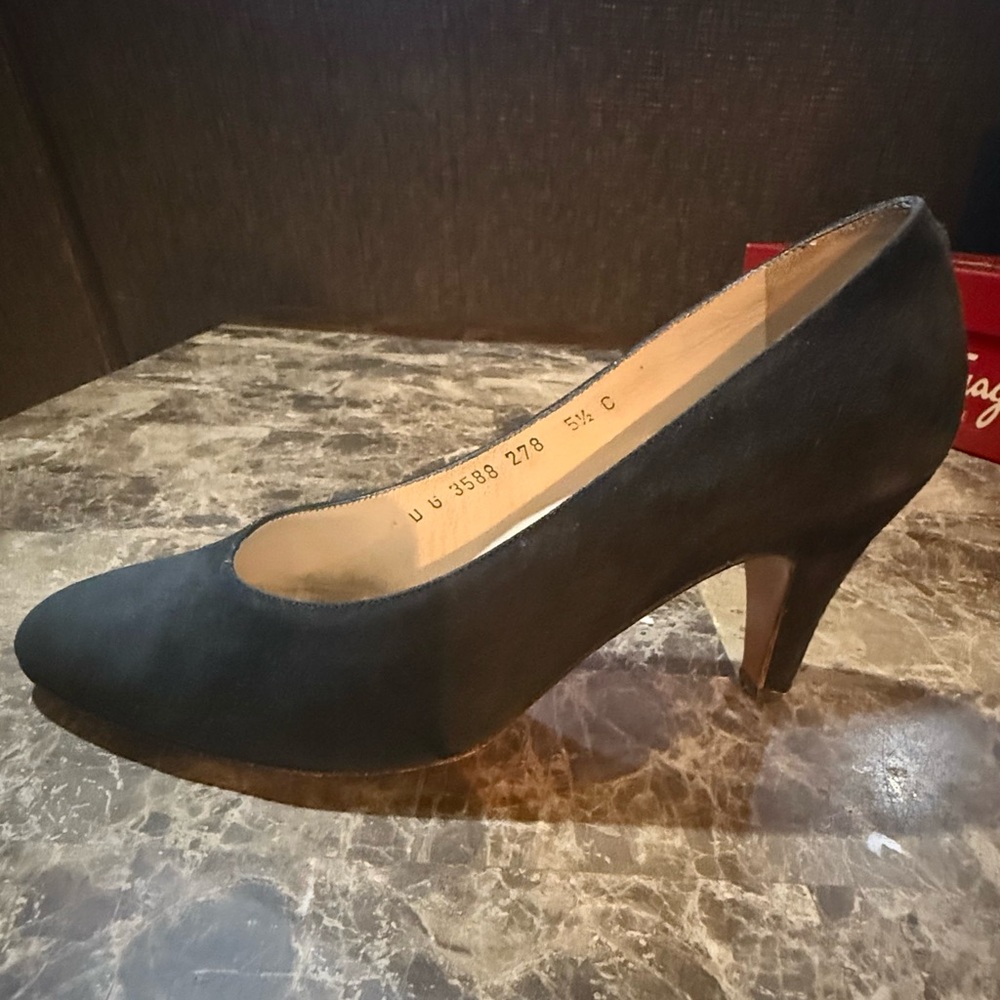 Vintage Salvatore Ferragamo. Black Suede Heels. Size 5.5. - Picture 7 of 14